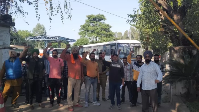 पनबस कर्मियों ने दो घंटे तक रखा चक्का जाम
