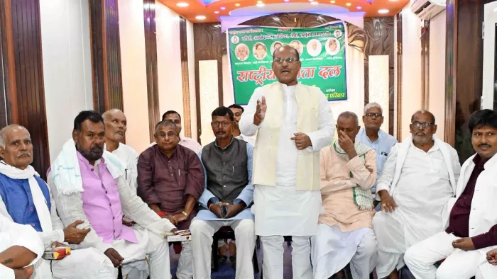 मुजफ्फरपुर में बैठक करते राजद नेता। फोटो- जागरण
