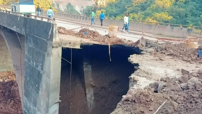 मंडी-पठानकोट राष्ट्रीय राजमार्ग पर पुल जमीन में धंसा