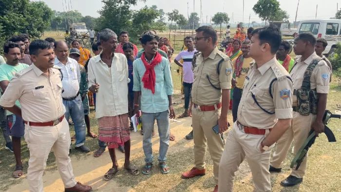 हत्या की सूचना मिलने पर मौके पर पहुंंची पुलिस।