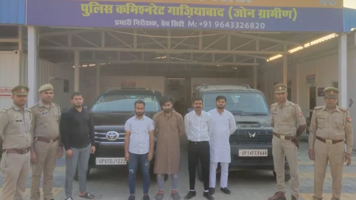 गाजियाबाद में कार से स्टंट करते हुए वीडियो वायरल होने के बाद पांच युवकों को किया गिरफ्तार।