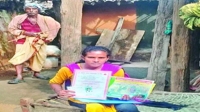 खेल में जीतने केबाद मिले प्रमाणपत्र को दिखाती नमिता भोई।