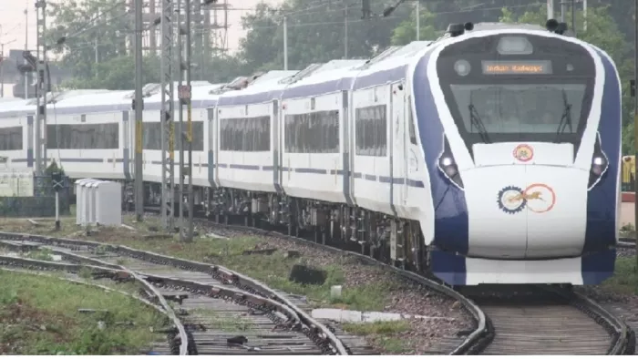 सेमी हाईस्पीड वंदे भारत की तरफ बढ़ा नौकरीपेशा व व्यवसायियों का रुझान। (प्रतीकात्मक तस्वीर)