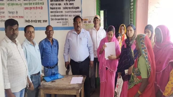 देवघर: मतदाता सूची जारी करते हुए डीएसओ। फोटो- जागरण