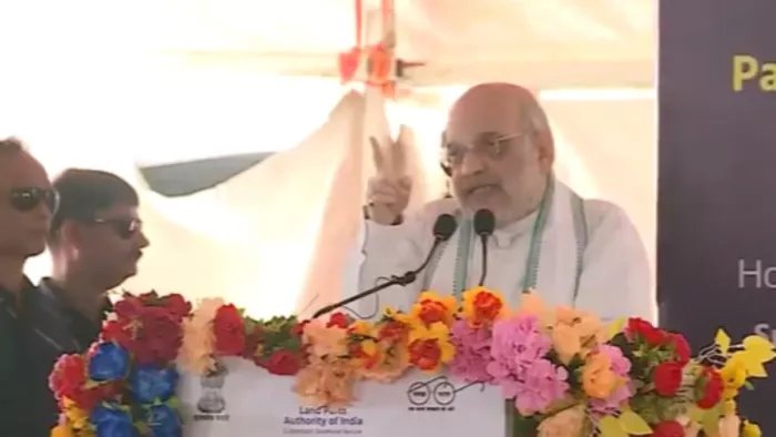 Amit Shah In Bengal: उत्तर 24 परगना जिले में अमित शाह ने कई परियोजनीओं का उद्घाटन किया।(फोटो सोर्स: एएनआई)