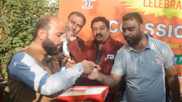 जम्मू-कश्मीर के भारत विलय दिवस के उपलक्ष्य में मिठाई खिलाते पार्टी के कार्यकर्ता l (जागरण फोटो)