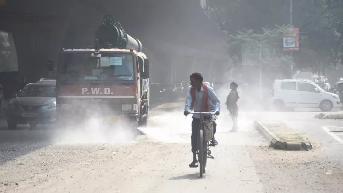 बाहरी रिंग रोड पर प्रशांत विहार के पास टूटी पड़ी सड़क से उड़ती धूल।