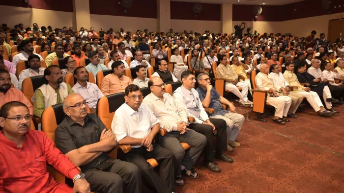 योगिराज बाबा गंभीरनाथ प्रेक्षागृह में आयोजित जागरण संवादी कार्यक्रम में उपस्थित लोग। जागरण