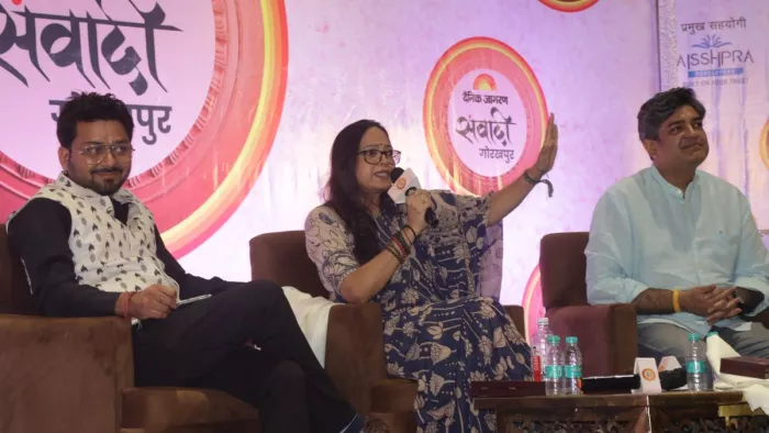 संवादी के सत्र जागरण हिंदी बेस्टसेलर में बोलतीं साहित्यकार विनीता अस्थाना, भगवंत अनमोल व संचालन करते नवीन चौधरी l जागरण