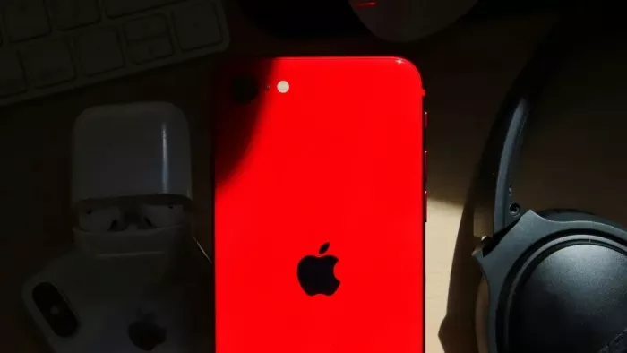 एपल इस साल के अंत में iPhone SE 4 का प्रोडक्शन बड़े स्तर पर शुरू कर सकता है।