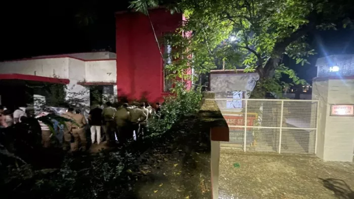 जिलाधिकारी आवास की दीवार के ठीक बगल में हत्या कर दबाया गया महिला का शव खोदाई के दौरान मिला। जागरण