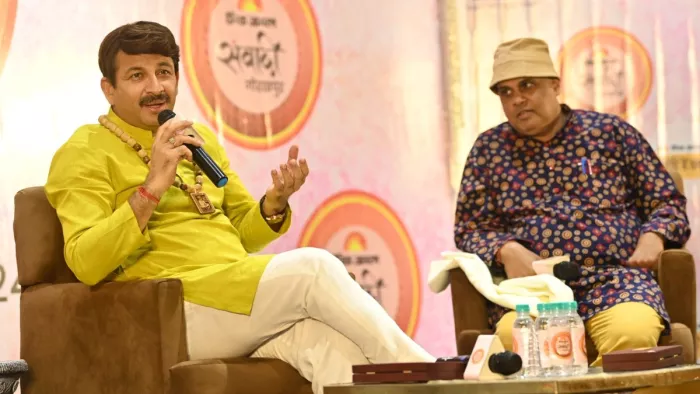 दैनिक जागरण संवादी के दूसरे दिन फहरात रहे भोजपुरी सत्र में अभिनेता व सांसद मनोज तिवारी संचालन करते निराला विदेशिया।जागरण