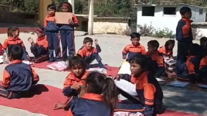 Uttarakhand News: पेपर बांटकर शिक्षक स्कूल से नदारद, भगवान भरोसे बच्चे