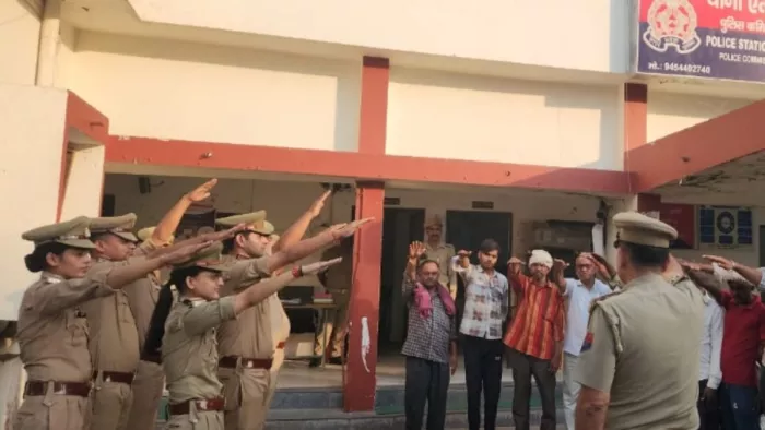 थाना एत्माद्दौला में पुलिस ने सुबह ईमानदारी की शपथ ली थी। सौ. पुलिस