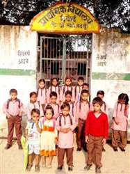 दस बजे नहीं खुला स्कूल, परेशान हुए बच्चे