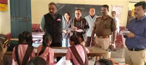 डीएम के सामने शिक्षिकाएं नहीं पढ़ सकीं अंग्रेजी की किताब