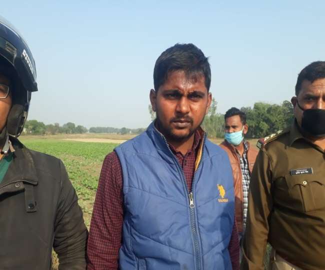 82700 rupees robbed from bank agent in pratapgarh