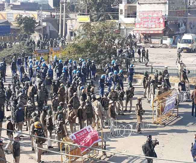 Police force deployed to stop farmers at Kundali Border on GT Road.