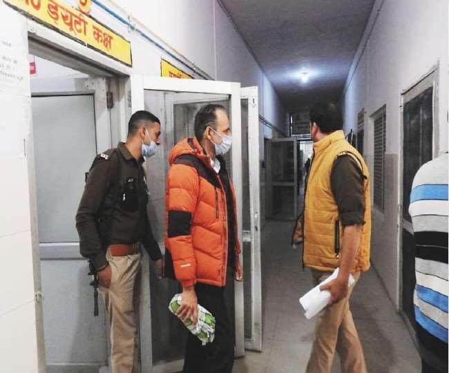 पीलीभीत के जिला अस्पताल में चिकित्सकीय परीक्षण के लिए लाया गया आरोपित सहायक प्राध्यापक डा. कामरान आलम खान (मध्य में)