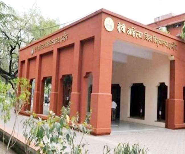 देवी अहिल्या विश्वविद्यालय (डीएवीवी) की आफलाइन परीक्षाएं 20 माह बाद दिसंबर से शुरू हो रही हैं।