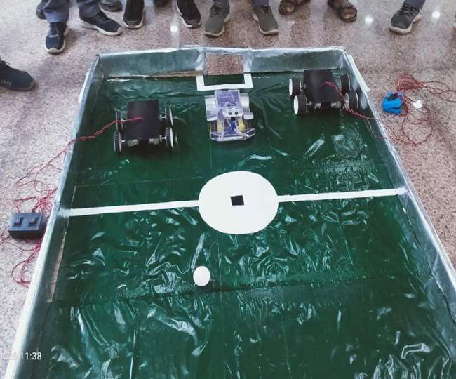 प्रतियोगिता के लिए छात्रों के द्वारा बनाया गया रोबोट।