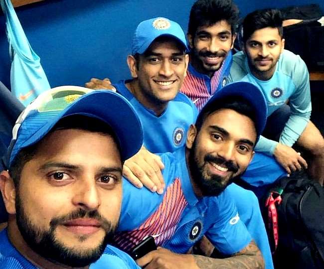 भारतीय टीम के साथियों के साथ सुरेश रैना (फोटो ट्विटर पेज)