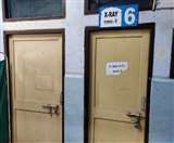 डबवाली उपमंडल नागरिक अस्पताल में एक्स-रे रूम पर जड़ा ताला।