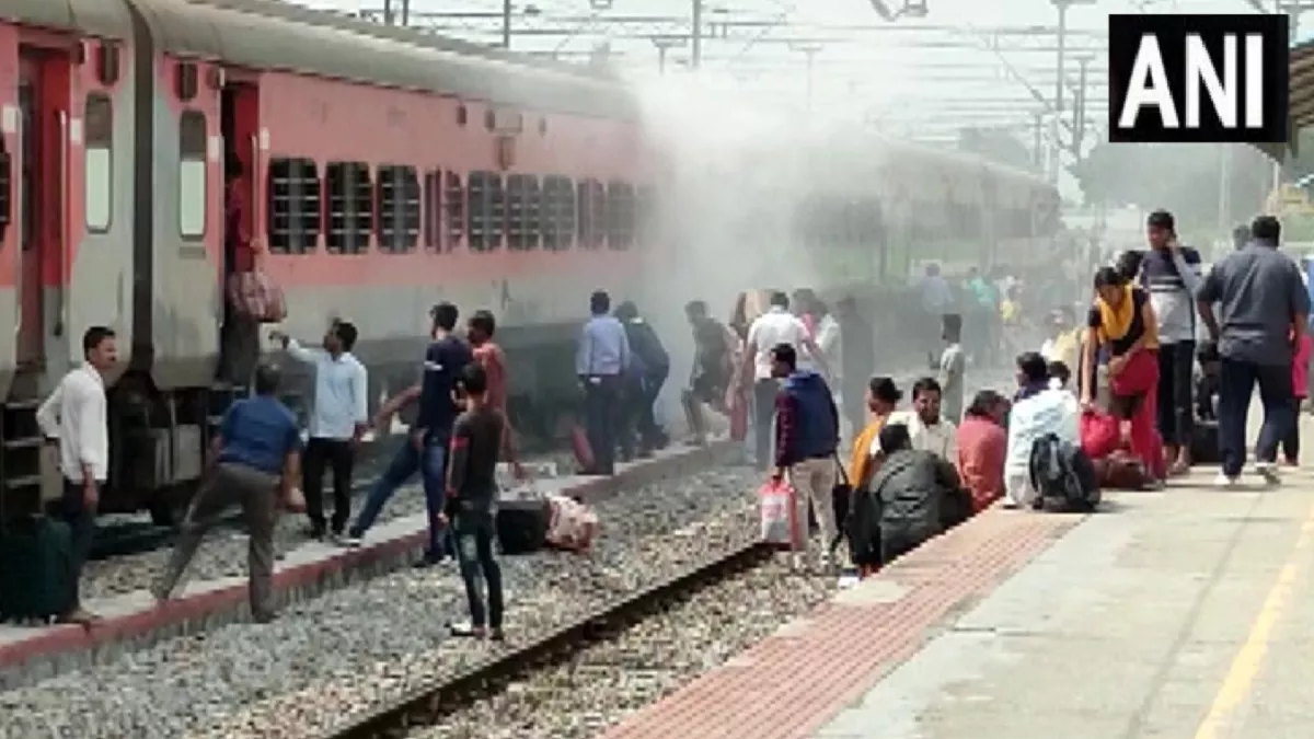 Andhra Pradesh: बेंगलुरु-हावड़ा एक्सप्रेस ट्रेन में आग लगने से हड़कंप, बाल-बाल बची यात्रियों की जान