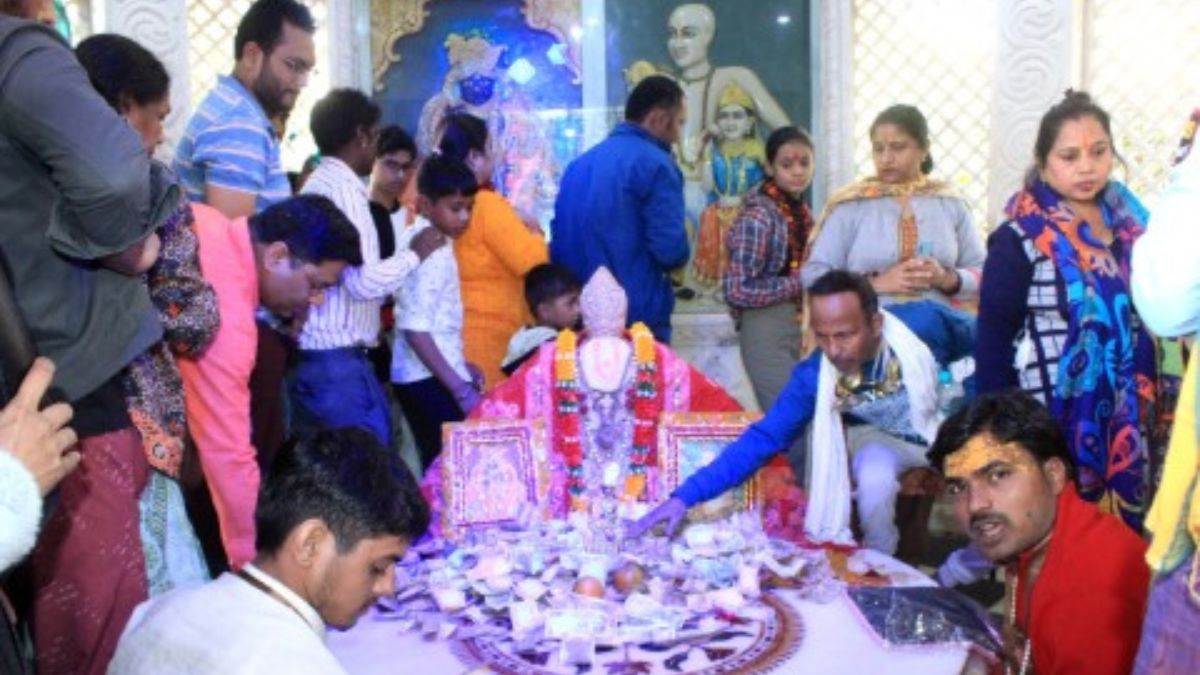 banke bihari prakatya diwas mahaabhishek at vihar panchami devotees celebration in nidhivan