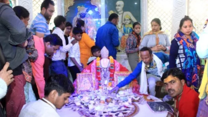 Bihar Panchami: निधिवन राज मंदिर में रविवार को भक्तों की तो भारी भीड़ उल्लास में नजर आई।