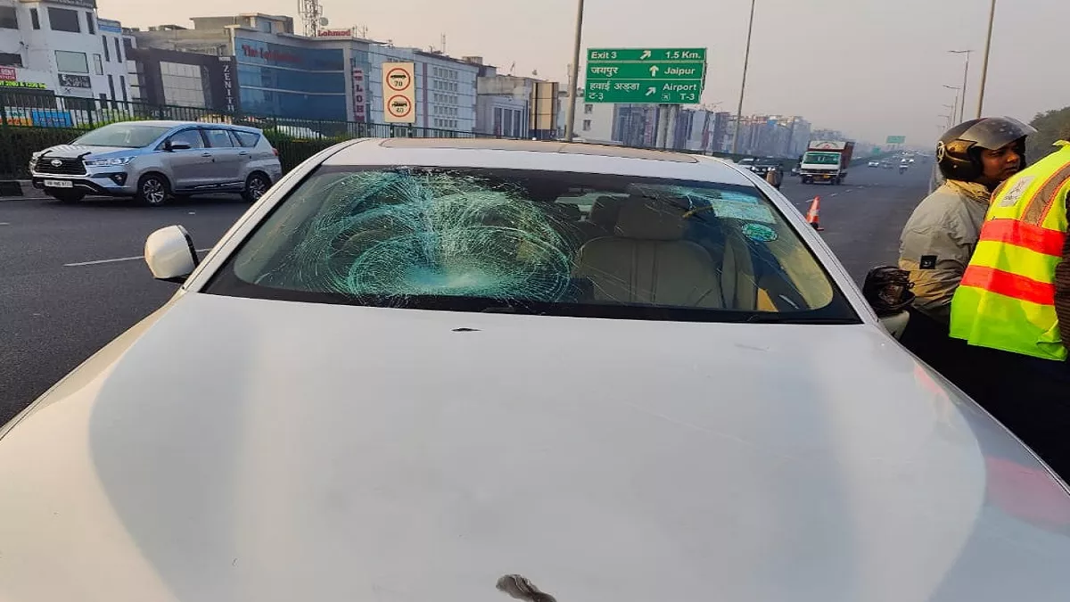 Delhi Road Accident: BMW पर चिपका है रक्षा मंत्रालय का स्टीकर, घर से कोई मिनीस्ट्री में नहीं