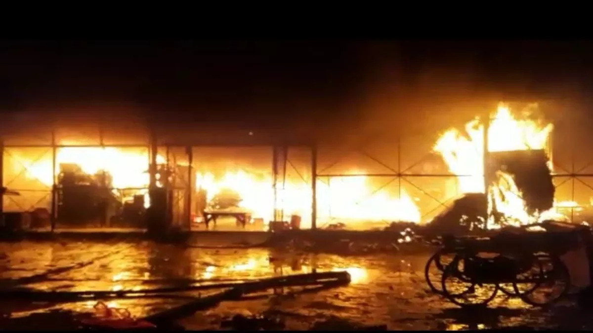 Lucknow: देर रात गल्ला मंडी में लगी भीषण आग, सिलिंडर के ताबड़तोड़ धमाकों से सहमे लोग, 12 से अधिक दुकानें जलीं