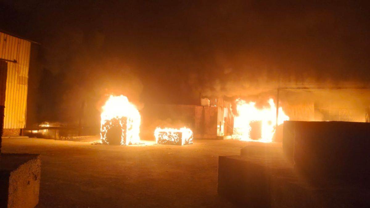 Fire In Bulandshahr: बुलंदशहर के सिकंदराबाद में फोम की फैक्ट्री में लगी  भीषण आग, लाखों का नुकसान - Fire In Bulandshahr Fierce fire in foam factory  in Secunderabad Bulandshahr