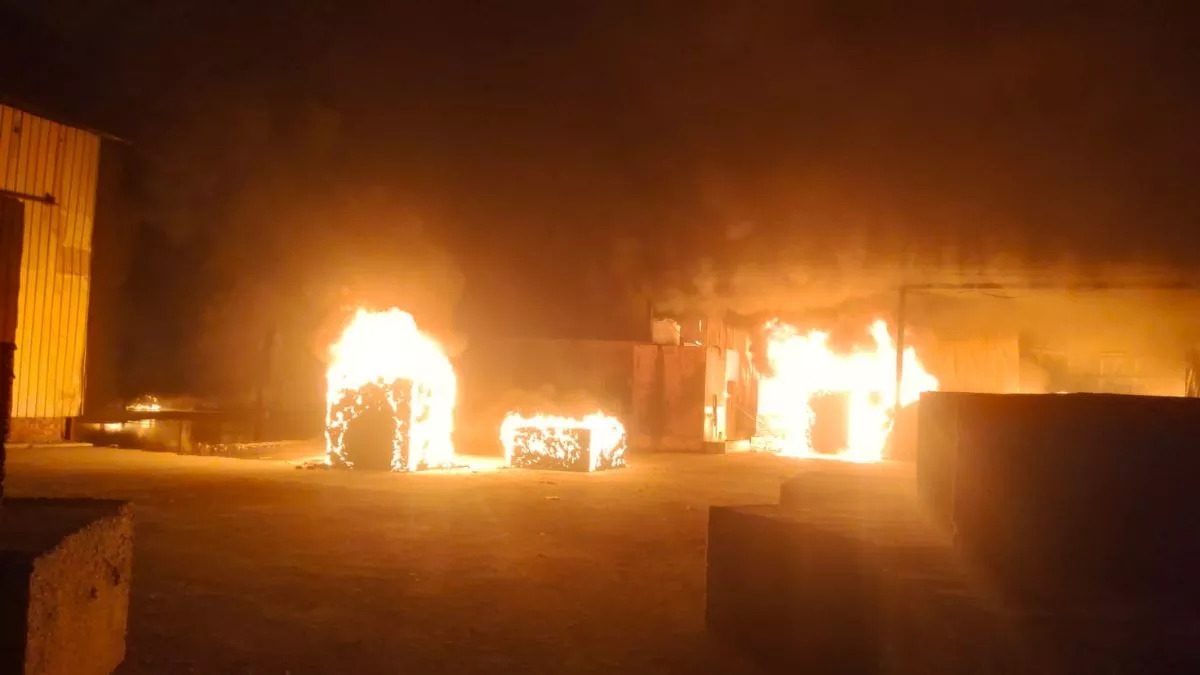 Fire In Bulandshahr: बुलंदशहर के सिकंदराबाद में फोम की फैक्ट्री में लगी भीषण आग, लाखों का नुकसान