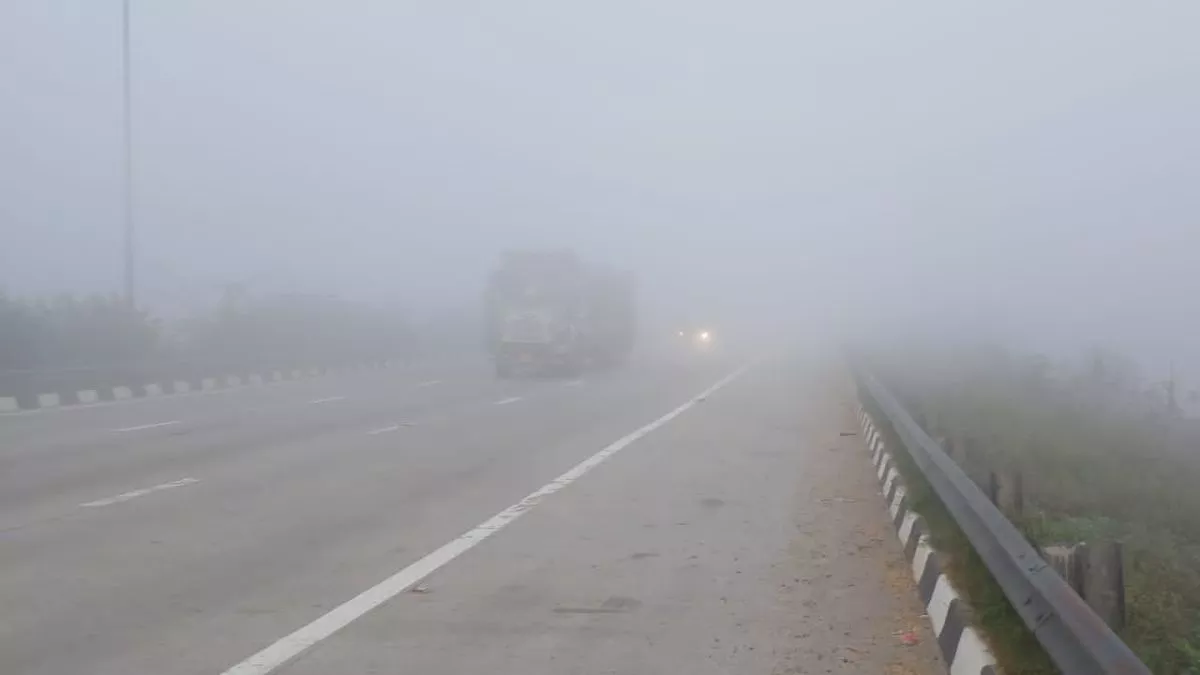 Meerut Weather Update: मेरठ में पारा गिरने से अब बढ़ने लगी ठंड, प्रदूषण को लेकर बिगड़ रहे हालात