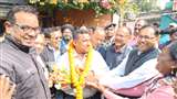 स्वास्थ्य मंत्री बन्ना गुप्ता को ज्ञापन सौंपने के बाद शिक्षक नेता।