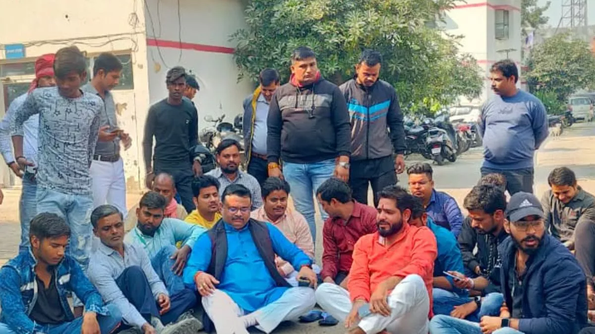 कानपुर : चकेरी थाने में हिंदू संगठन ने किया हनुमान चालीसा का पाठ, मतांतरण मामले में आरोपित को छोड़ने पर हंगामा