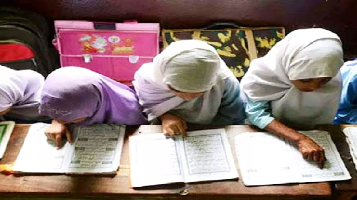 Madarsa Education: अब मदरसों में भी आठवीं कक्षा तक नहीं मिलेगी छात्रवृत्ति, केंद्र सरकार ने जारी किया आदेश