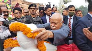 Bihar News: मलखाचक में शहीद श्री नारायण सिंह की प्रतिमा का अनावरण करते सरसंघसंचालक . मोहन भागवत। तस्‍वीर: जागरण।