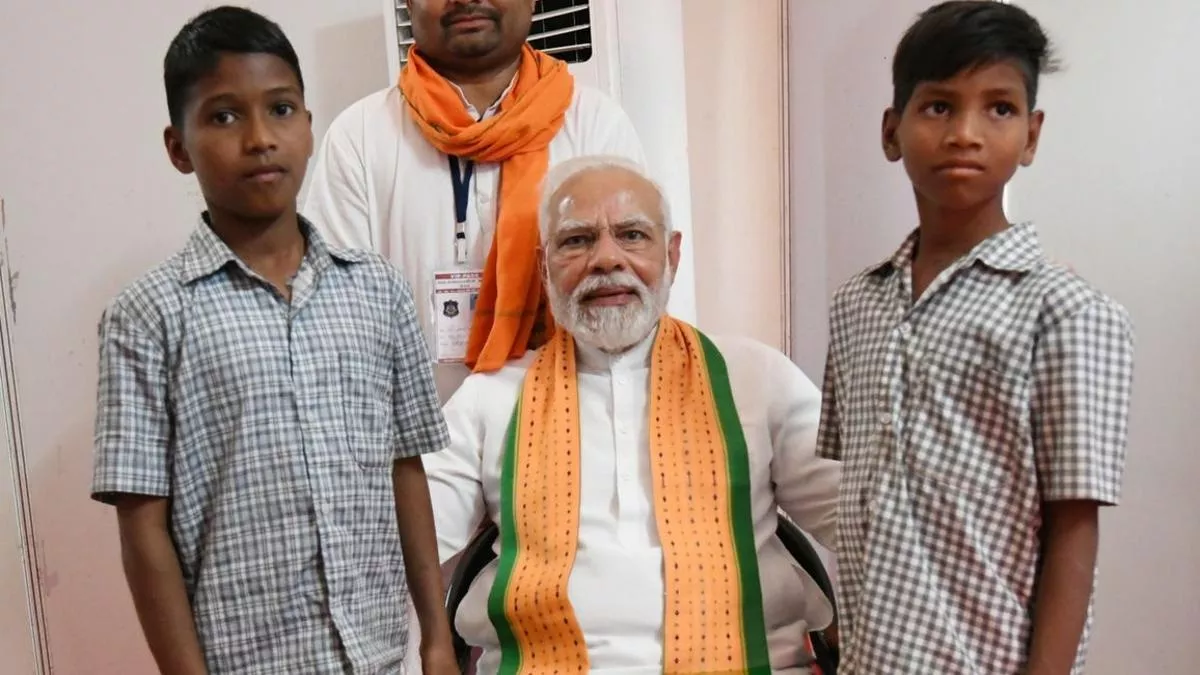 Gujarat Election: दो भाइयों से मिले PM नरेंद्र मोदी, जनसभा में लेट आने की वजह सुनकर लोगों ने बजाई ताली