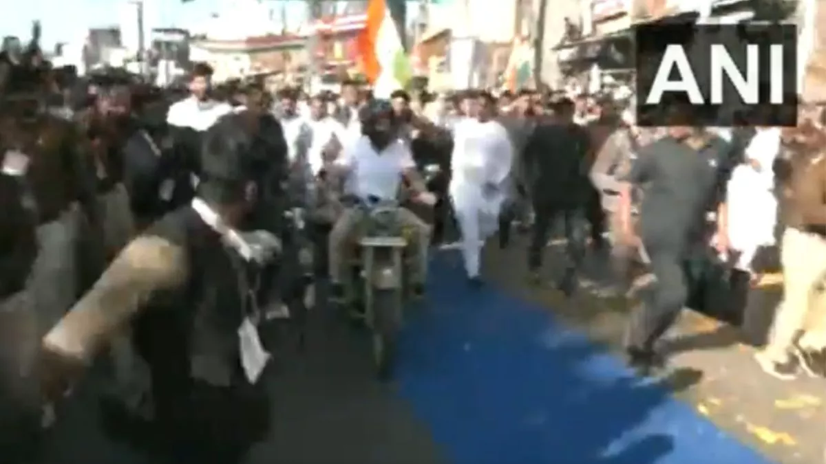 Mhow News: मध्य प्रदेश के महू में भारत जोड़ो यात्रा के दौरान बुलेट चलते नजर आए कांग्रेस सांसद राहुल गांधी
