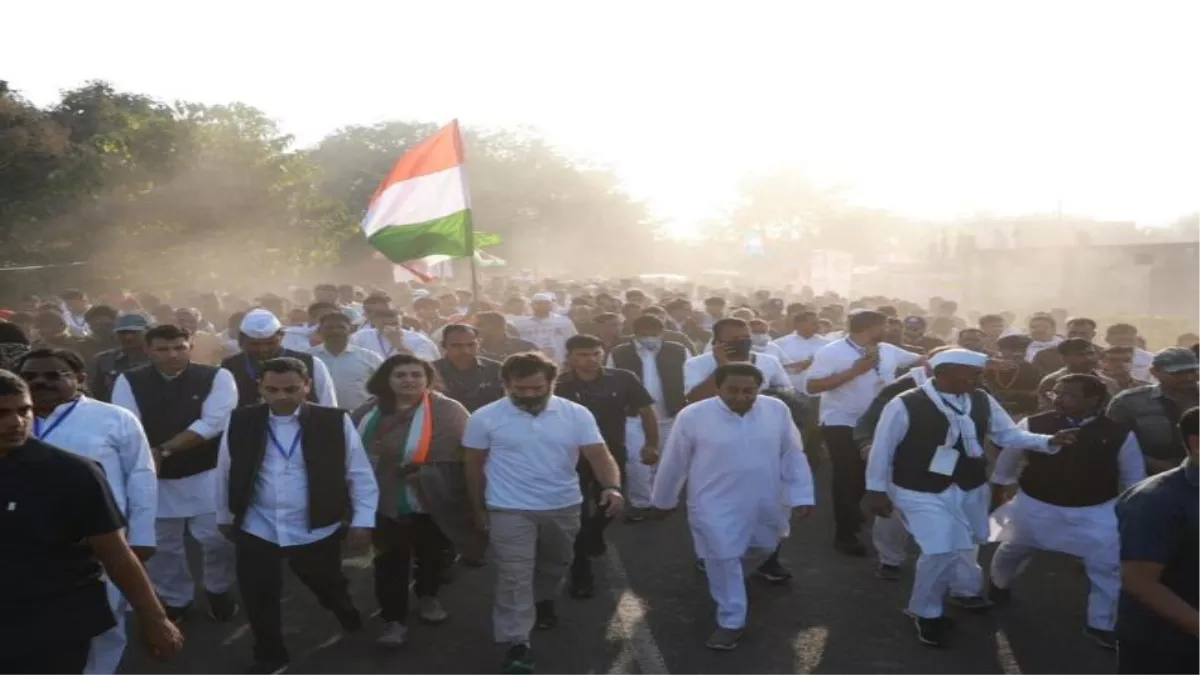 भारत जोड़ो यात्रा में उड़ती धूल में भी चमकते हैं हर नेता के कपडे, यह है राज