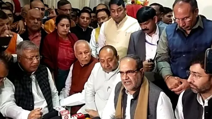 RLD BSP leaders joined BJP मेरठ में रविवार को कई रालोद और बसपा नेता भाजपा में शामिल हो गए।