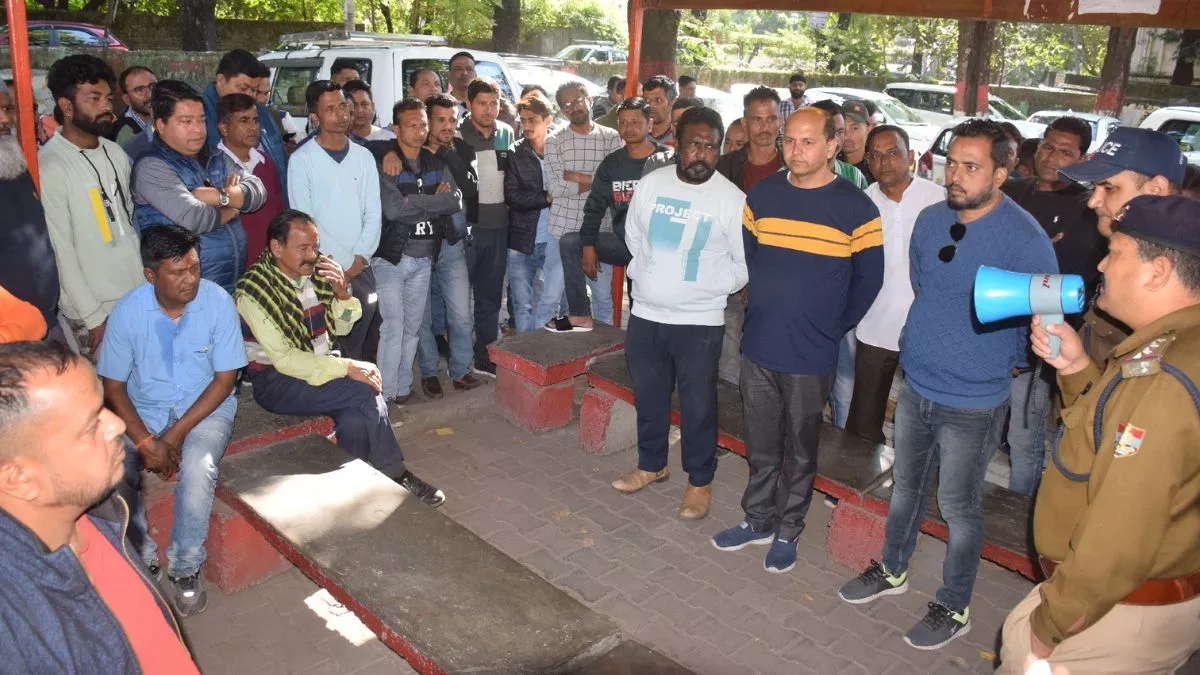 जब भी कोई पास मांगे तो वाहन से हाथ निकालकर उसे आगे बढ़ने का इशारा कर दें।
