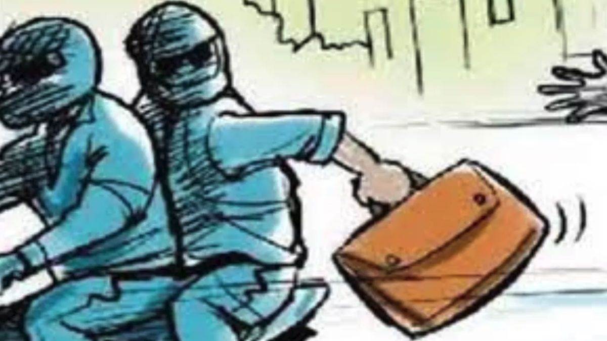 himachal pradesh sirmaur news kalamb robbery from shopkeeper by throw chilli powder in eyes