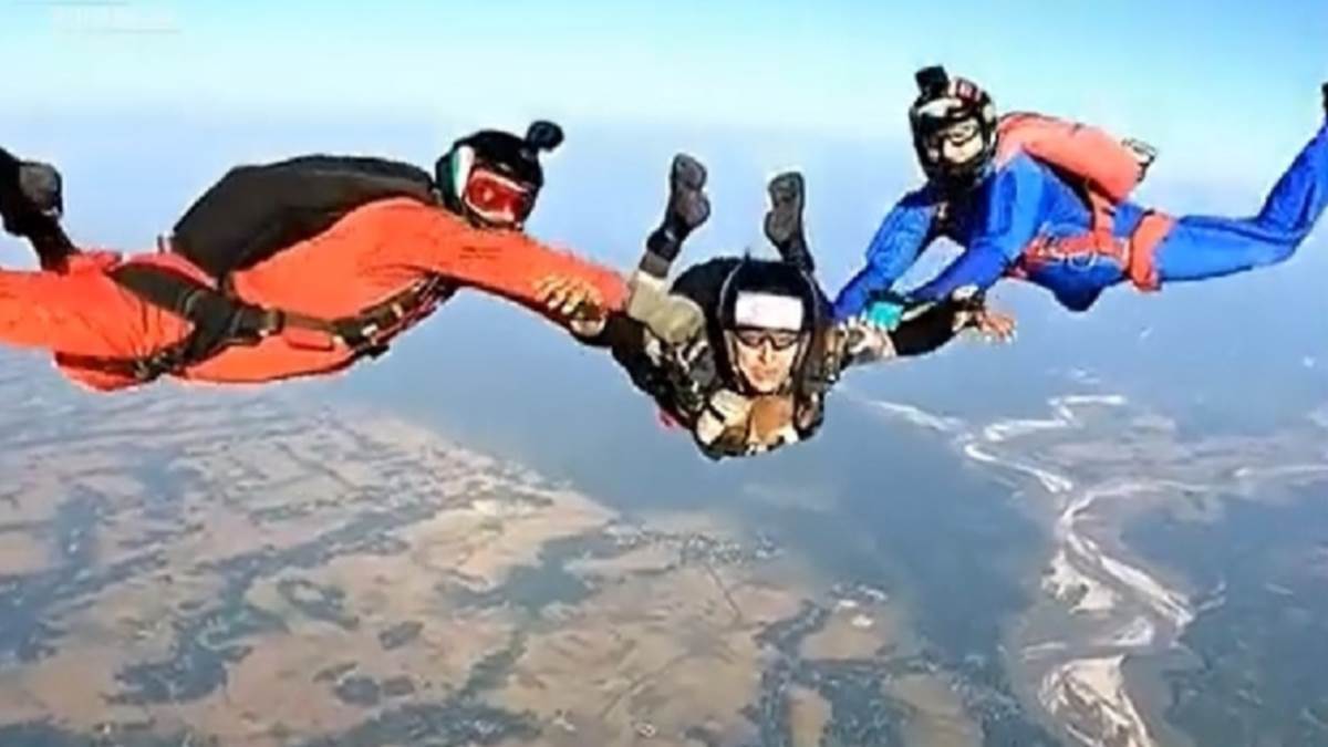 https://www.jagranimages.com/images/newimg/27112022/27_11_2022-sky_diving_23230920.jpg