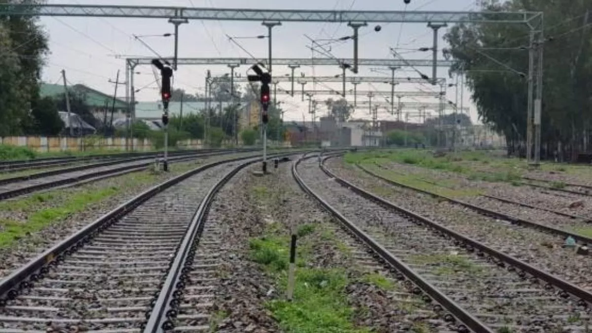 ईयरफोन लगाकर पटरी पार कर रहा था युवक, हादसे में सॉफ्टवेयर डेवलपर की हुई मौत