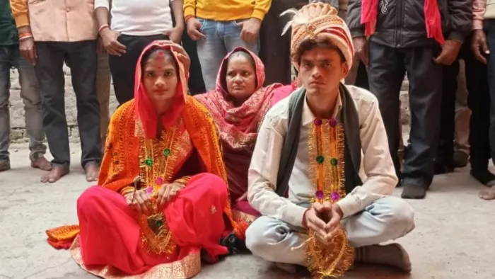 सेवता के सोनासरि मंदिर परिसर में विवाह के समय मौजूद प्रिंस व आफरीन।- जागरण