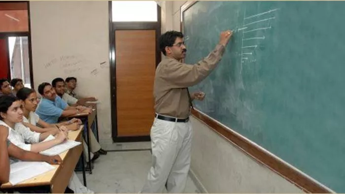 कॉलेज प्रोफेसरों को रास नहीं आ रहा शिक्षा विभाग का नया आदेश, UGC के नियमों का दिया हवाला
