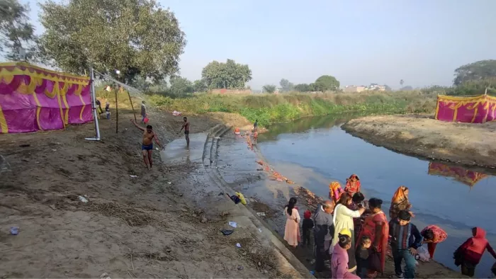 Kartika Purnima: नदी-घाटों पर उमड़ा जनसैलाब, लोगों ने कारखानों के गंदे पानी में भी कर लिया स्नान